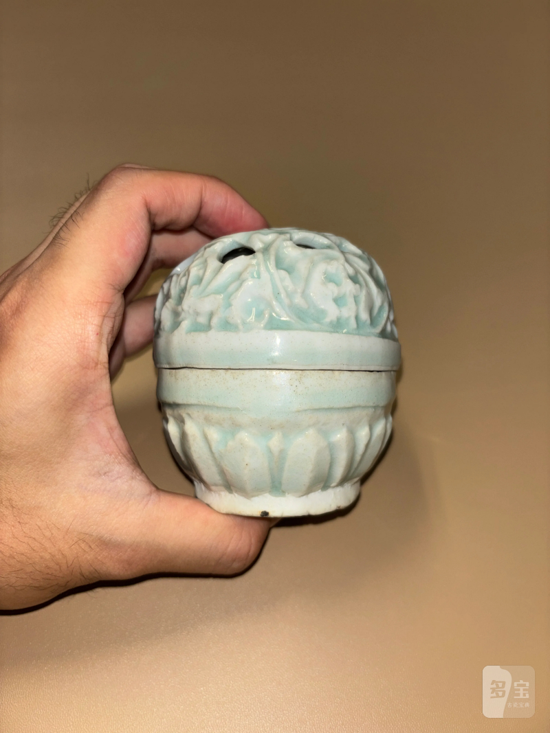 明 青白瓷镂空花卉纹盖盒 - 图4